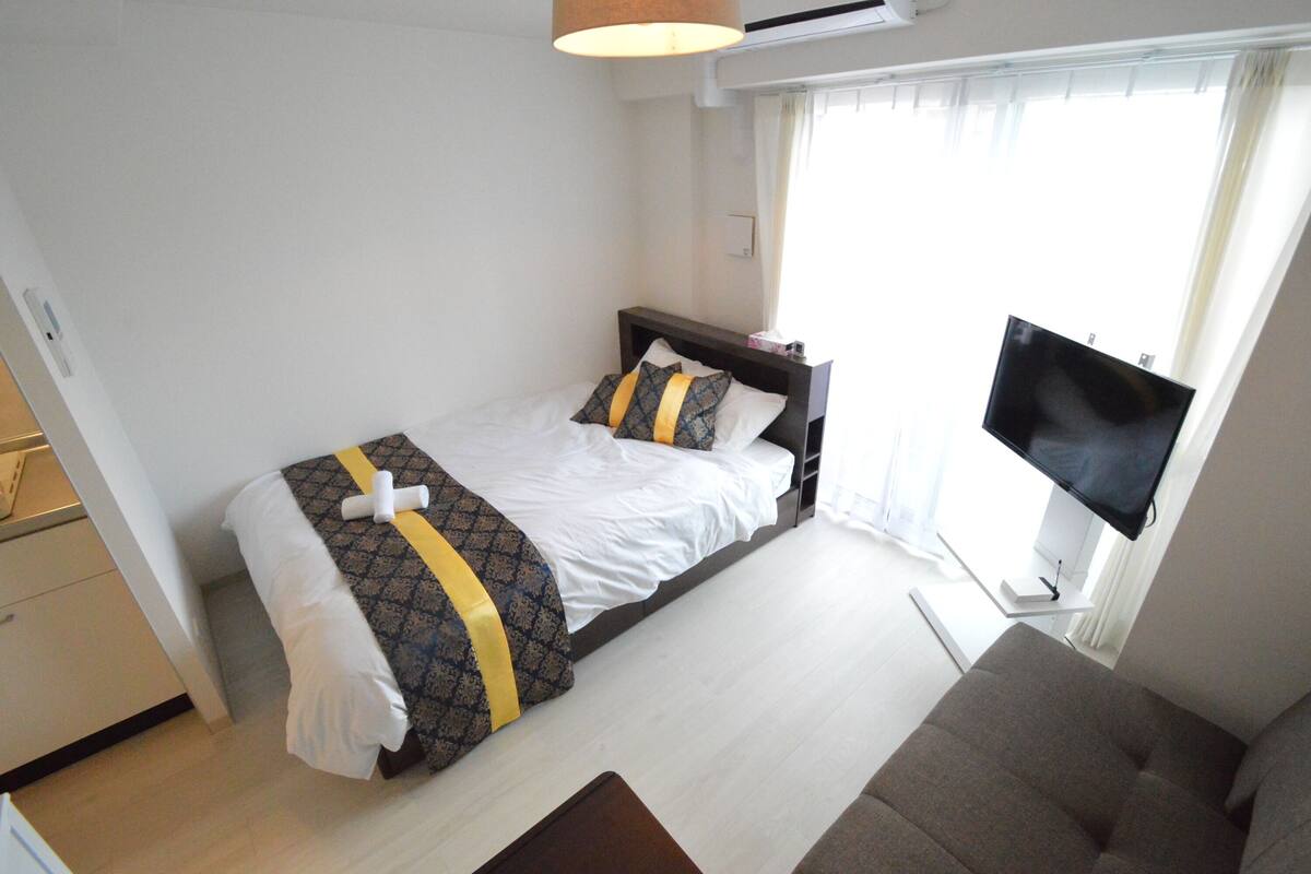 Desk, laptop workspace, WiFi (free), bed sheets