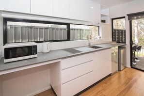 Micro-ondes, plaque de cuisson, lave-vaisselle, cafetière/bouilloire