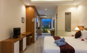 Kamar Double Deluks, akses ke kolam renang | Minibar, brankas, meja kerja, dan Wi-Fi gratis