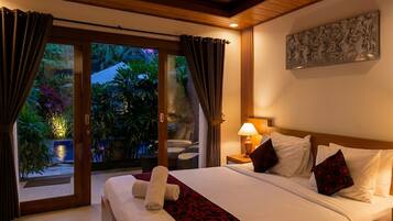 Minibar, in-room safe, desk, free WiFi