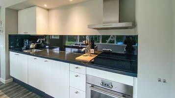 Réfrigérateur, plaque de cuisson, lave-vaisselle, cafetiÚre/bouilloire