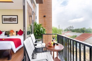 Habitación triple Deluxe, varias camas, balcón, vista al río | Vista del balcón