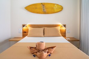 Deluxe Double Room | Desk, bed sheets - Sunlit Hostel (General Luna)