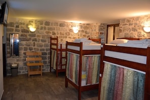 10 Bed Mixed Dormitory Room (Suite Room) | Soundproofing, free WiFi, bed sheets