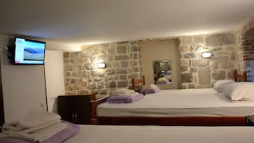 Shared Dormitory | Soundproofing, free WiFi, bed sheets