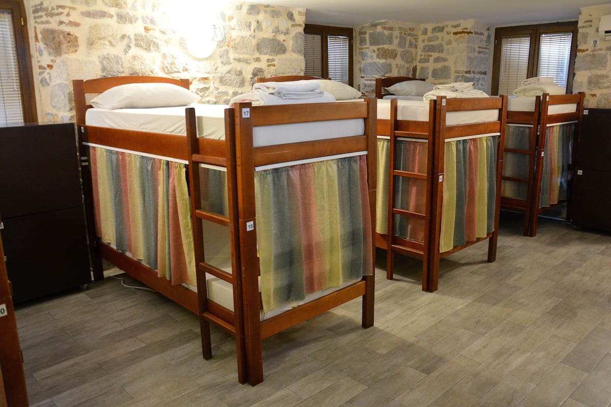 10 Bed Mixed Dormitory Room (Suite Room) | Soundproofing, free WiFi, bed sheets