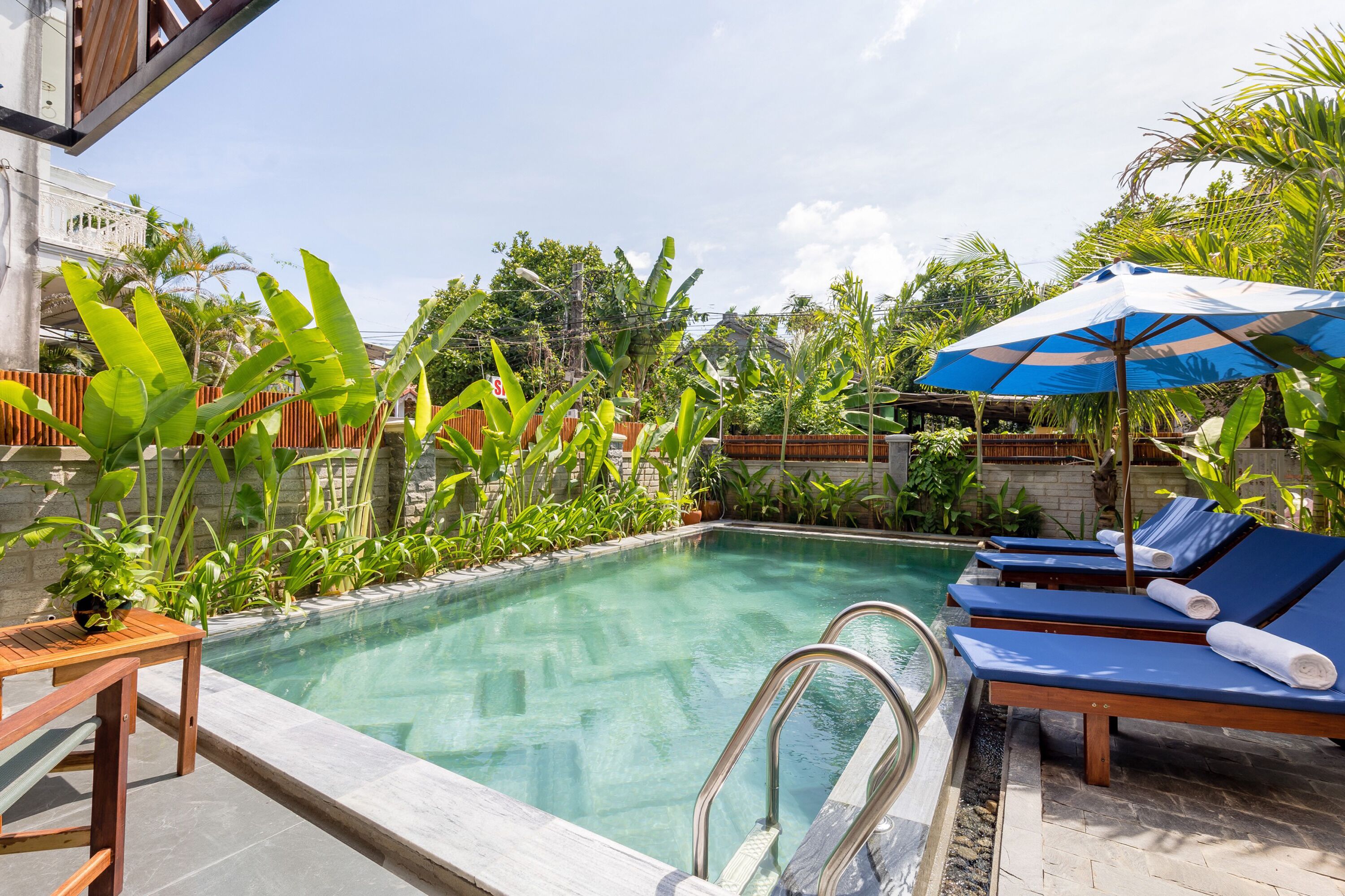 Een buitenzwembad, open van 07.00 uur tot 21.00 uur, en ligstoelen