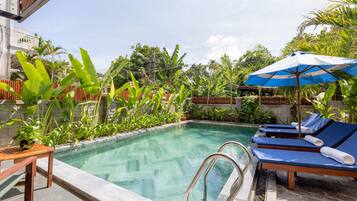 Alberca al aire libre, acceso de 07:00 a 21:00, y camastros