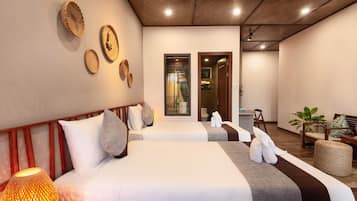 Habitación de hotel con dos camas, cabecera de madera, lámpara tejida y vista al pasillo.