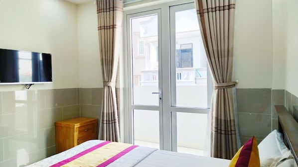 Phòng đôi có tầm nhìn toàn cảnh, 1 giường cỡ queen, ban công | Bộ đồ giường cao cấp, nệm cao su hoạt tính (memory foam), bàn 
