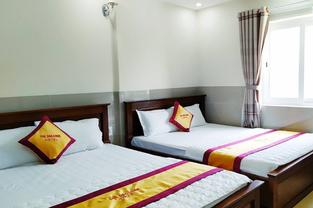 Superior-Vierbettzimmer | Hochwertige Bettwaren, Betten mit Memory-Foam-Matratzen, Schreibtisch