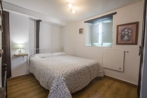 2 bedrooms, iron/ironing board, bed sheets - THE FOURTH THE GYPSY (Jimena de la Frontera)