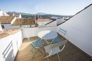 Outdoor dining - THE FOURTH THE GYPSY (Jimena de la Frontera)