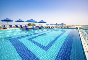 Ulkouima-allas, aurinkovarjoja, aurinkotuoleja