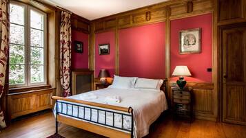 8 slaapkamers, een kluis op de kamer, een strijkplank/strijkijzer