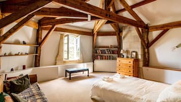 8 makuuhuonetta, tallelokero huoneessa, silitysrauta/-lauta