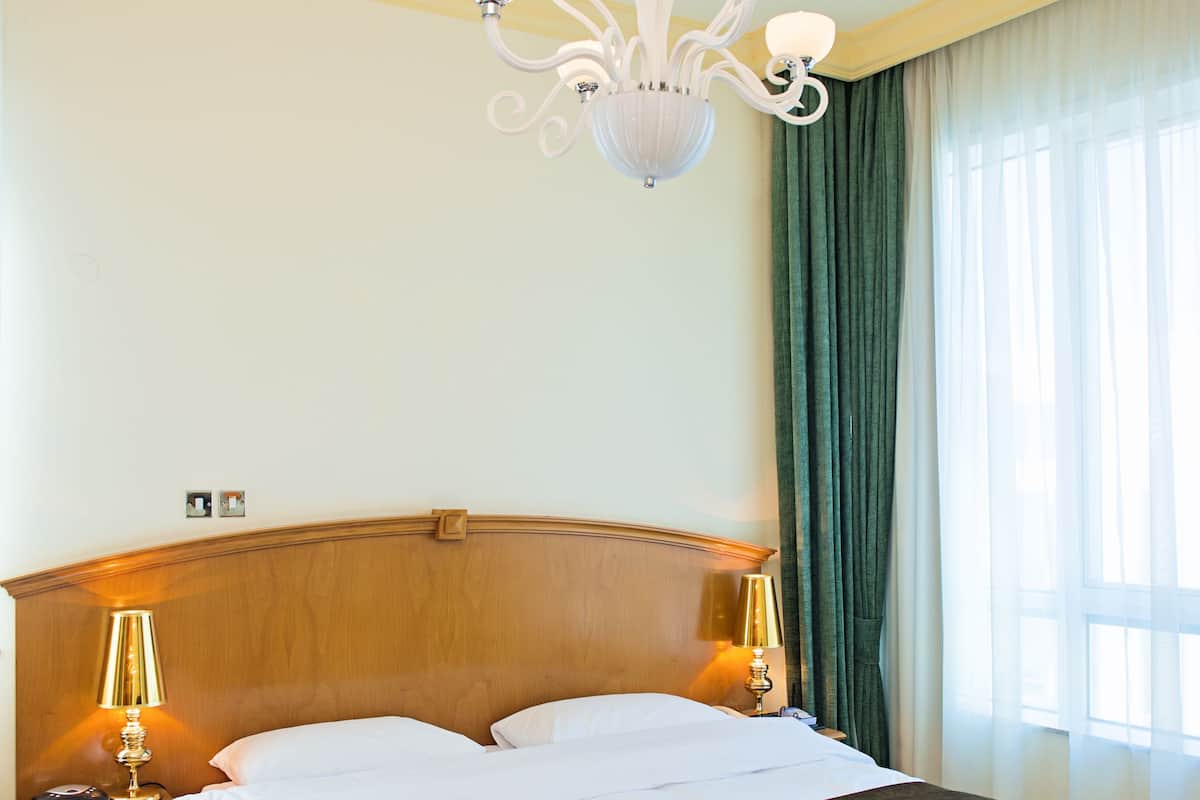 1 bedroom, in-room safe, desk, soundproofing