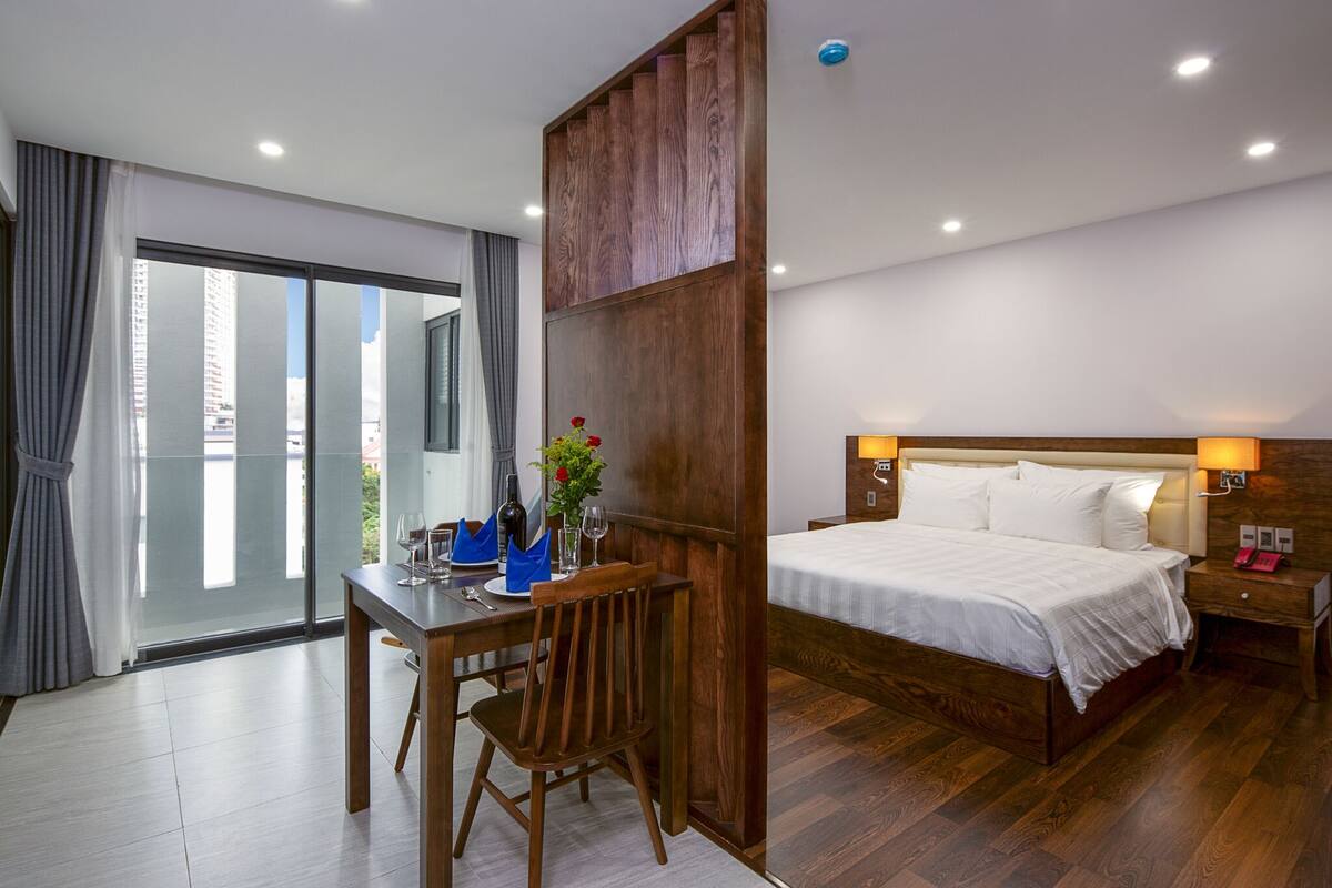 Executive Room | Desk, laptop workspace, blackout drapes, soundproofing