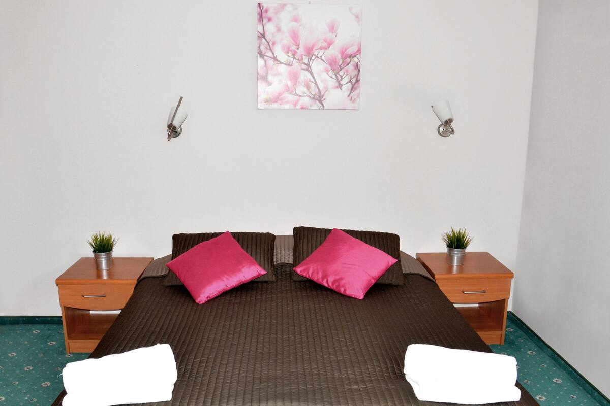 Vierpersoonskamer | Een bureau, verduisterende gordijnen, gratis wifi, beddengoed
