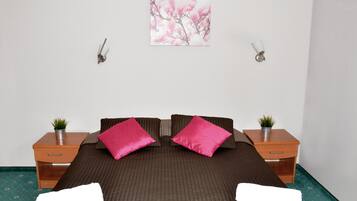 Quadruple Room | Desk, blackout drapes, free WiFi, bed sheets