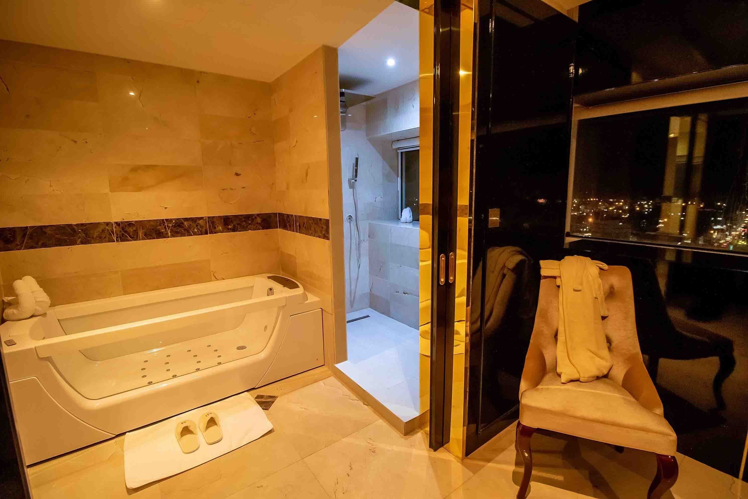 separate bathtub and shower, rainfall showerhead, free toiletries