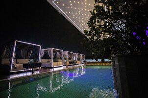 Una piscina al aire libre (de 07:00 a 22:00), sombrillas, tumbonas