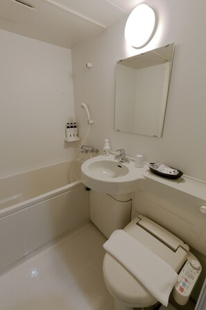 Combined shower/tub, free toiletries, hair dryer, slippers - Hotel REUS Ashoro (Ashoro)