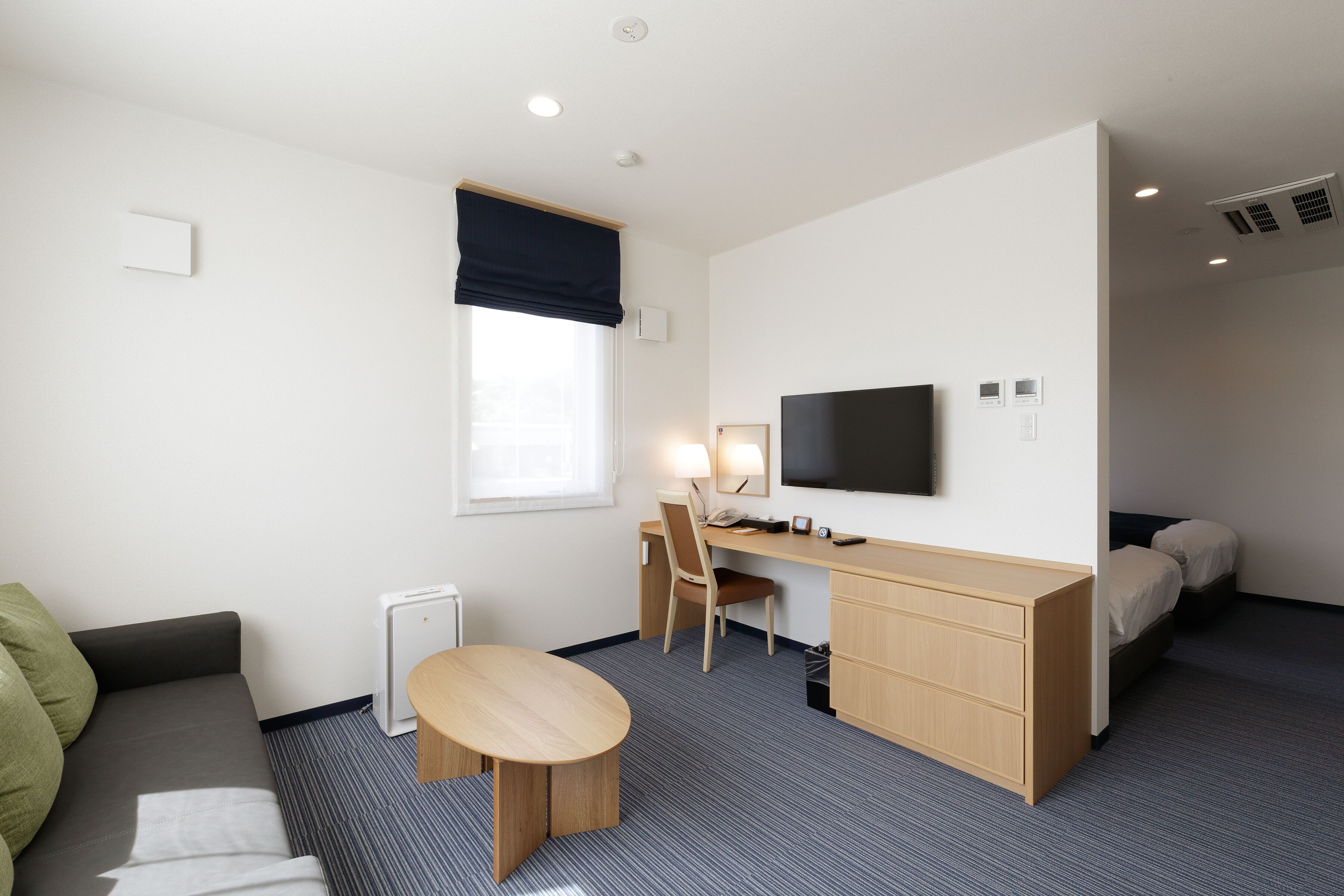 desk, free wifi, bed sheets