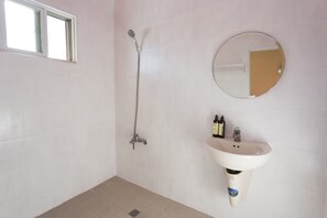 Standard Double Room, 1 Double Bed | Bathroom
