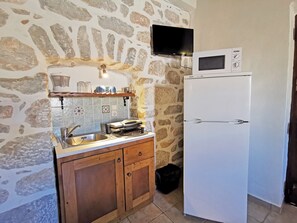 Refrigerador, parrilla de estufa, cafetera y tetera y tostadora