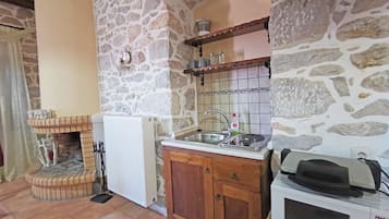 Refrigerador, cafetera/tetera, tostadora, utensilios de cocina
