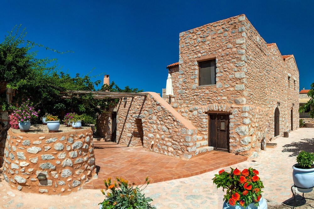 Stone built studio for 2,Olive Grove,Near Beach,Mani 3