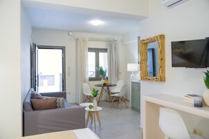 Ropa de cama hipoalergénica y caja de seguridad en la habitación 