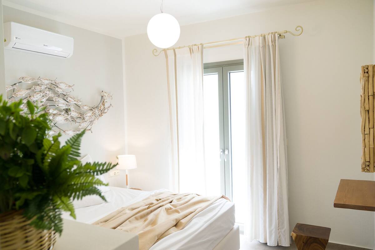 Standard Apartment | Hypo-allergenic bedding available, in-room safe, desk, laptop workspace