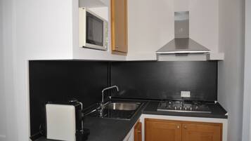 Frigorifero, microonde, forno, piano cottura