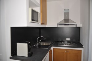 Een koelkast, een magnetron, een oven, een kookplaat