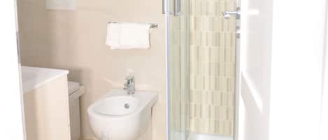 バスアメニティ (無料)、バスローブ、タオル、トイレットペーパー