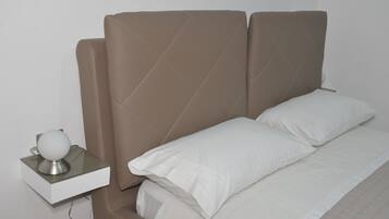 1 camera, una scrivania, Wi-Fi