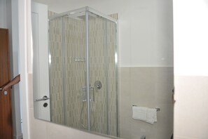 バスアメニティ (無料)、バスローブ、タオル、トイレットペーパー