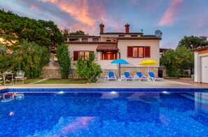 Outdoor pool - Pool, grill, WiFi, bicycles, billiards, dishwasher, washing machine (Loborika)