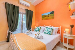 A hotel room with a bed, curtains, a painting, a bedside table, and a lamp. - Pool, grill, WiFi, bicycles, billiards, dishwasher, washing machine (Loborika)