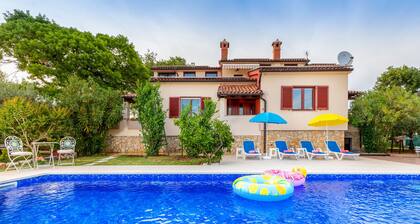 Pool, grill, WiFi, bicycles, billiards, dishwasher, washing machine
