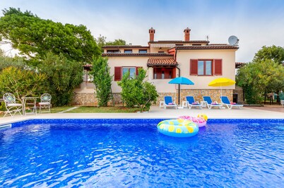 Pool, grill, WiFi, bicycles, billiards, dishwasher, washing machine