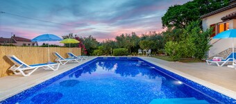 Pool, grill, WiFi, bicycles, billiards, dishwasher, washing machine