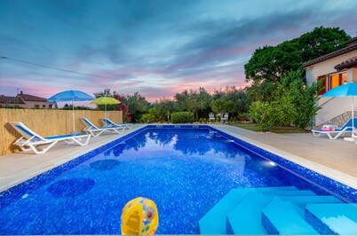 Pool, grill, WiFi, bicycles, billiards, dishwasher, washing machine