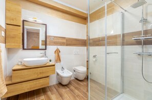 Douche, sèche-cheveux, bidet, serviettes fournies