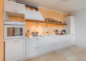 Fridge, microwave, oven, stovetop - Pool, grill, WiFi, bicycles, billiards, dishwasher, washing machine (Loborika)