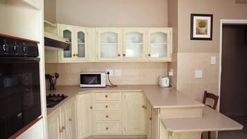 Suite familiar | Cocina privada | Frigorífico, microondas, hervidor eléctrico y utensilios de cocina