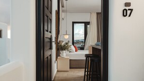 Een modern appartement met keuken, eethoek en woonkamer.