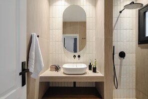 Deluxe Double Room with Jacuzzi | Bathroom